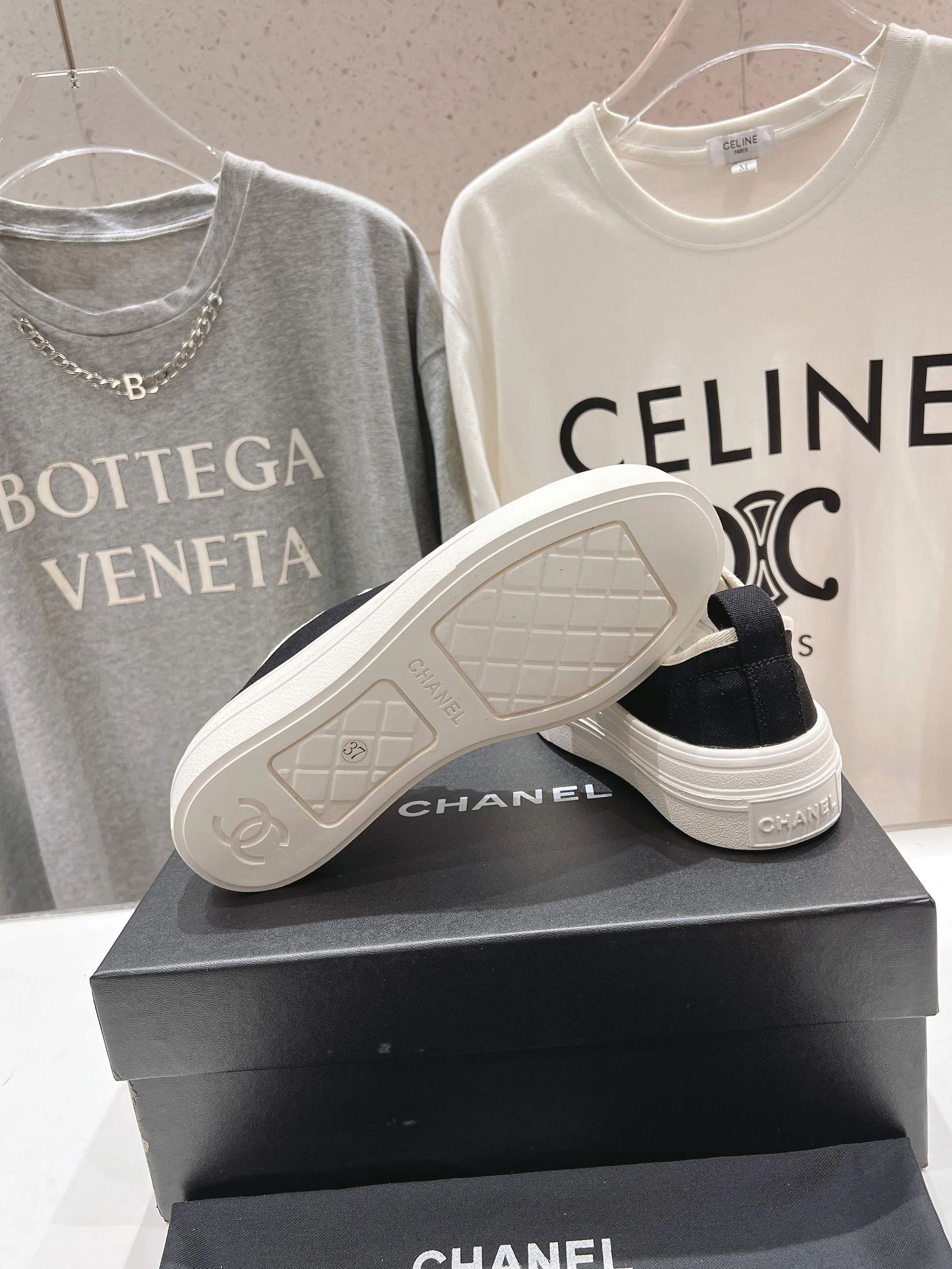 👟👟Ex-factory price 400👟👟 Chanel* Xiaoxiang 2025ss latest casual shoes, the currently super popular biscuit shoes. Internet celebrity Xiaohongshu is crazy about hot recommendations. The silly and cute style has a retro flavor! The shape is special and very recognizable. It makes your legs slimmer and longer. It is absolutely powerful. It is also very comfortable to wear. It has good looks. It is comfortable and increases your height. I must recommend it to everyone. The main feature of this year's series is minimalist style. ✔Fabric: original customized canvas. ✔Feet: water-dyed cowhide, comfortable on the feet. ✔Outsole: open-molded high-elastic rubber platform sole. ✔Number: 35-39.